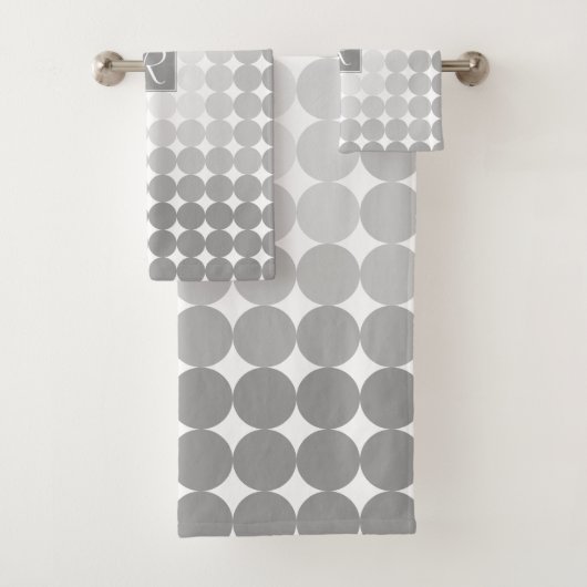 Moderne Grijze Cirkels Monogram Bad Handdoek (Insitu)