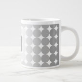 Moderne Grijze Cirkels Monogram Grote Koffiekop (Rechts)