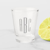 Moderne grijze eenvoudige drie-Letter-Monogram Shot Glas (Voorkant)