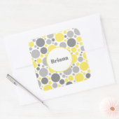 Moderne grijze en gele bellen op maat vierkante sticker (Envelop)