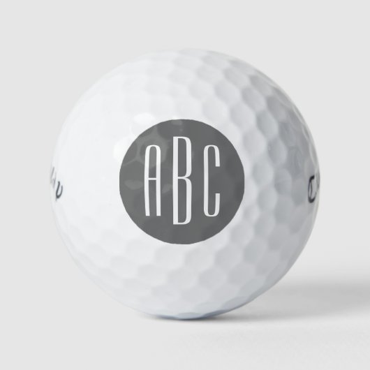 Moderne grijze en witte drieletter monogram golfballen (Voorkant)