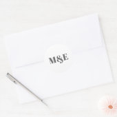 Moderne grijze en witte gewaagde monogram bruiloft ronde sticker (Envelop)