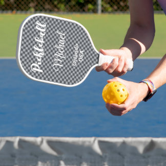 Moderne grijze en zilveren schaakbordmonogram pickleball paddle