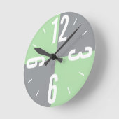 Moderne grijze, groene munt blokkeert grote aantal ronde klok (Hoek)