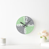 Moderne grijze, groene munt blokkeert grote aantal ronde klok (Huis)