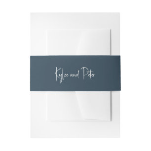 Moderne grijze handgeschreven script elegante trou uitnodigingen wikkel