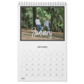 Moderne grijze multi-fotofamilie en vrienden op ma kalender (Jan 2026)