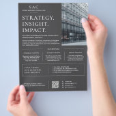 Moderne grijze QR-code professioneel consultant Flyer (Hand)