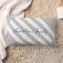 Moderne grijze strepen familienaam monogram kussen