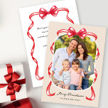 Moderne grillige boog gebogen foto Kerstmis Feestdagenkaart<br><div class="desc">Deze grillige kerstfotokaart toont een gebogen afbeelding,  elegant versierd met een charmante rode strik en lint op een lichte bruine achtergrond. De achterkant biedt ruimte voor aangepaste tekst,  zodat u een persoonlijk tintje aan uw bericht kunt toevoegen.</div>