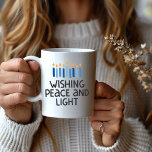 Moderne grillige Menorah Chanoeka Mok<br><div class="desc">Charmant en eigentijds,  deze leuke,  kleurrijke Hanukkah koffie mok komt in een grote 15 oz. grootte,  met een alternatief 11 oz. optie beschikbaar. Het beschikt over een eenvoudig menorah-ontwerp in blauw en geel en is zowel magnetron- als vaatwasmachinebestendig.</div>