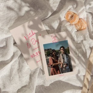 Moderne grillige roze heldere retro foto bruiloft save the date