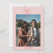 Moderne grillige roze rode retro foto bruiloft save the date (Voorkant)