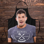 Moderne Grillmaster Naam Instagram Foto Mannen Schort<br><div class="desc">Verhoog zijn grillspel met het Modern Grillmaster Personalized Mannen Schort! Met een strak, eigentijds design is dit schort met zijn naam en foto aangepast voor een persoonlijk tintje. Gemaakt met duurzame, hoogwaardige stof, het is zowel stijlvol als praktisch en biedt volledige dekking om te beschermen tegen morsen en spatten. Perfect...</div>