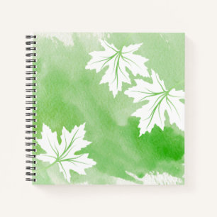 Moderne groene aquarel en witte esdoornbladeren notitieboek