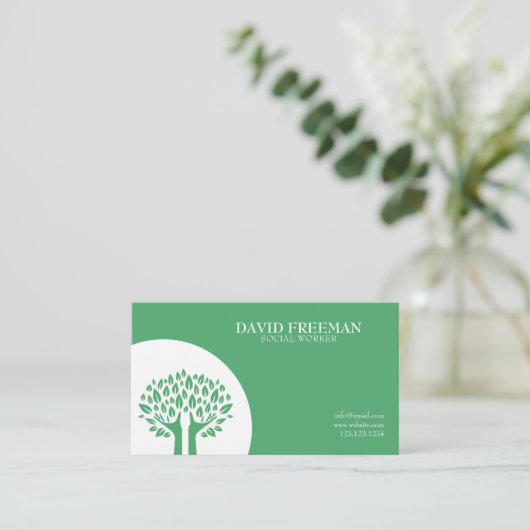Moderne groene boom laat sociaal werk over visitekaartje (Staand voorkant)