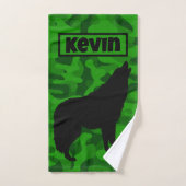 Moderne Groene Camo Zwart Wolf Silhouet Monogram | Bad Handdoek (Handdoek)