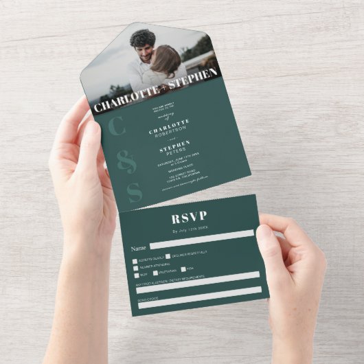 Moderne groene casual initialen foto bruiloft all in one uitnodiging (Afscheurbaar)