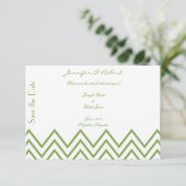 Moderne Groene Chevron Bruiloft Save the Date (Staand voorkant)