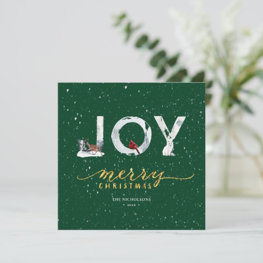 Moderne groene Elegant Gold Script JOY Snow-bedekk Feestdagenkaart (Staand voorkant)