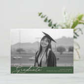 Moderne Groene Elegante Script Foto Afstuderen Kaart (Staand voorkant)