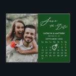 Moderne Groene Elegante Scriptfoto Sla de Datum op Aankondigingskaart<br><div class="desc">Modern Sage Green achtergrond Elegant Script 'Save the Date' Aankondiging Briefkaart met aangepaste kalender met een prachtige foto. Laat je familie, vrienden en collega’s weten dat je met deze elegante kaart een datum hebt vastgesteld voor je huwelijksfeest. Als u de ringmarkering wilt verplaatsen > klik op blauw ‘Personaliseren’ > klik...</div>