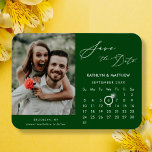 Moderne Groene Elegante Scriptfoto Sla de Datum op Magneet<br><div class="desc">Moderne Sage Green achtergrond Elegant Script 'Save the Date' Magnet met aangepaste kalender met een prachtige foto. Laat je familie, vrienden en collega’s weten dat je een datum hebt vastgesteld voor je huwelijksfeest met deze elegante magneet. Als u de ringmarkering wilt verplaatsen > klik hieronder op blauw ‘Personaliseren’ > omlaag...</div>