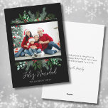 Moderne groene foto Feliz Navidad Kerstmis Feestdagenkaart<br><div class="desc">Moderne groene foto Feliz Navidad Kerstvakantie Kaart. Een eenvoudige en klassieke kerstkaartenlook met groen zoals groenblijvende takken, bladeren en meer rondom een enkele foto van uw familie of wat u ook wilt opnemen. Een zwarte achtergrond geeft dit een moderne vibe, met subtiele hints en poppen van kleur van de rode...</div>