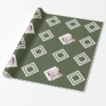 Moderne groene geometrische foto's drukken kerstmi cadeaupapier<br><div class="desc">Elegante en minimale witte geometrische afdruk met foto's die roestvrij groen kerstpapier vormen. Uitzicht dit vakantie-collectie voor het coördineren van seizoensgebonden objecten en extra feestkleuren.</div>