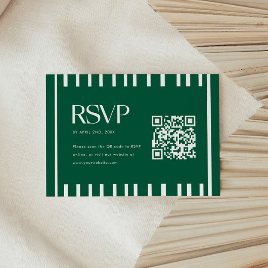 Moderne groene gestreepte afstudeerfeest QR-code RSVP Kaartje