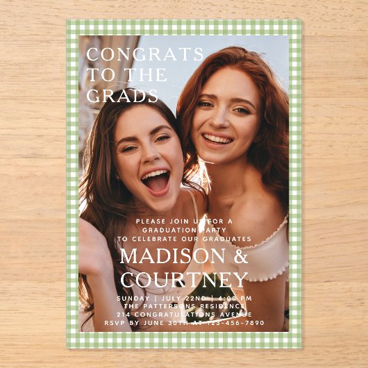 Moderne Groene Gingham Fotoafstudeerfeest Acryl Uitnodigingen (Voorkant)
