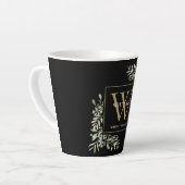 Moderne groene goud monogram elegante zwarte latte mok (Linkerhoek)