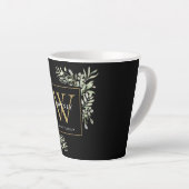 Moderne groene goud monogram elegante zwarte latte mok (Rechterhoek)