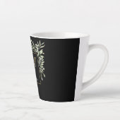 Moderne groene goud monogram elegante zwarte latte mok (Rechts)