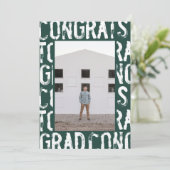 Moderne groene grungy foto afstudeeraankondiging kaart (Staand voorkant)