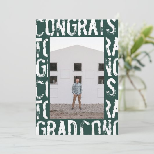 Moderne groene grungy foto afstudeeraankondiging kaart (Staand voorkant)