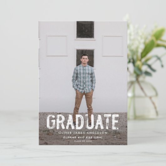 Moderne groene grungy foto afstudeeraankondiging kaart (Staand voorkant)