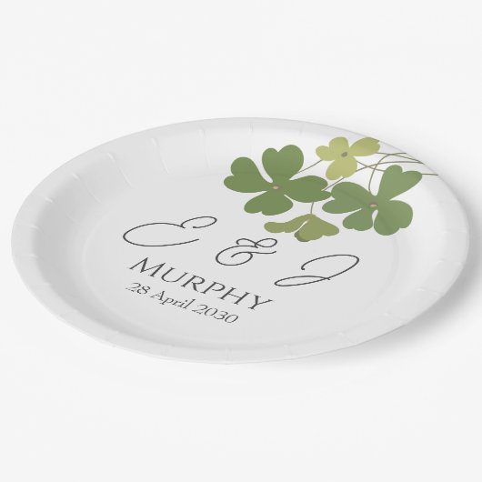 Moderne Groene Ierse Leaf Clover Wedding Papieren Bordje (Gekanteld)