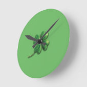 Moderne groene Ierse shamrock Ronde Klok (Hoek)