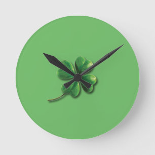 Moderne groene Ierse shamrock Ronde Klok