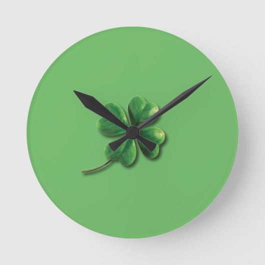 Moderne groene Ierse shamrock Ronde Klok (Voorkant)