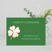 Moderne groene Ierse vierbladige klaver Save the D Folie Uitnodiging (Staand Voorkant)