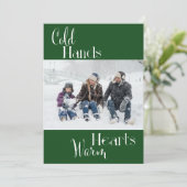 Moderne groene koude handen met warme harten Foto Feestdagenkaart (Staand voorkant)