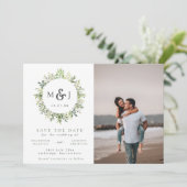 Moderne groene krans monogram trouwfoto save the date (Staand voorkant)