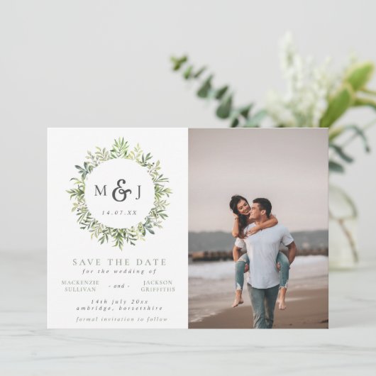 Moderne groene krans monogram trouwfoto save the date (Staand voorkant)