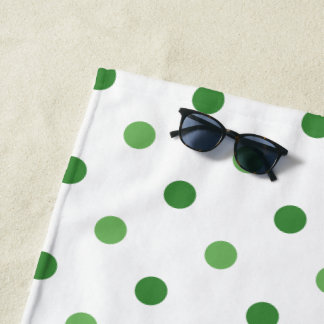 Moderne groene polka stippen strandlaken