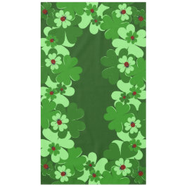 Moderne groene rode ladybug snijdt bladeren in tafelkleed