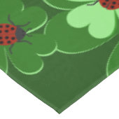 Moderne groene rode ladybug snijdt bladeren in tafelkleed (Gekanteld)
