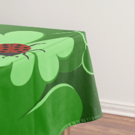 Moderne groene rode ladybug snijdt bladeren in tafelkleed