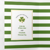 Moderne groene strepen Ierse kruidnagellak Drieluik Uitnodiging (Binnenzijde eerst)